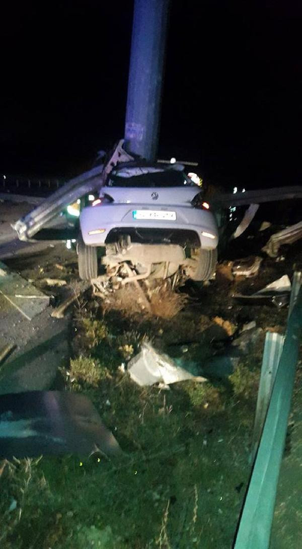 Otomobil demir direğe çarptı: 2 ölü