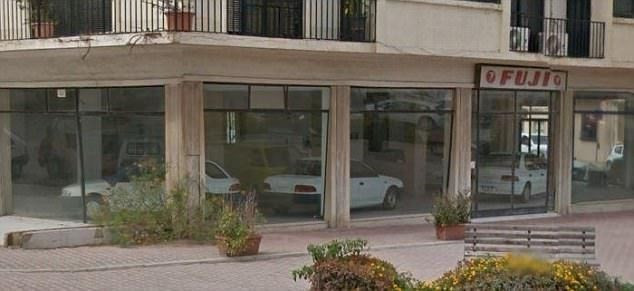 Terk edilmiş otomobil galerisi şaşırtıyor