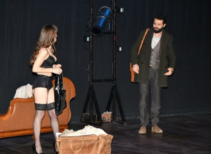 Pervin Bağdat sahnede soyundu