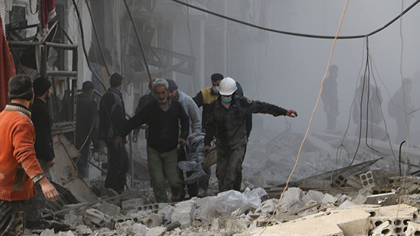Esad rejiminden korkunç saldırı... Paraşütle bomba yağdı