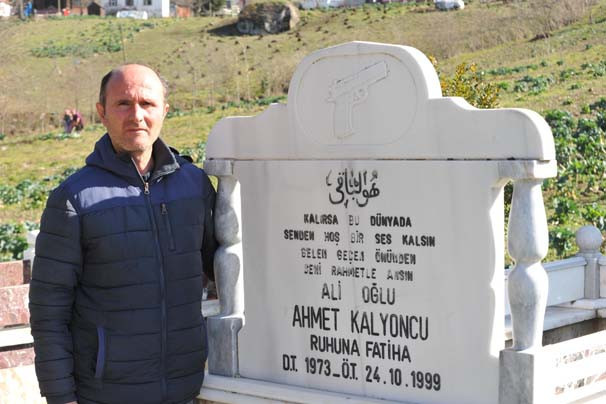 Yok böyle silah sevgisi ! Mezar taşlarında bile...