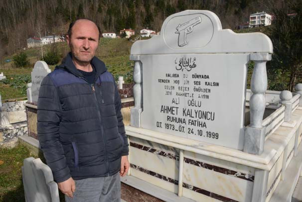 Yok böyle silah sevgisi ! Mezar taşlarında bile...