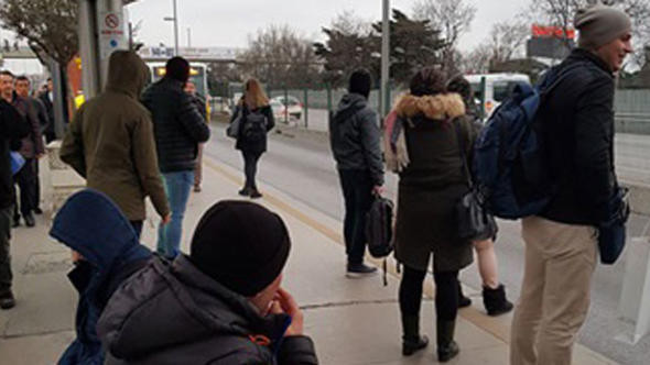Metrobüs ve otobüs duraklarında isyan ettiren görüntü
