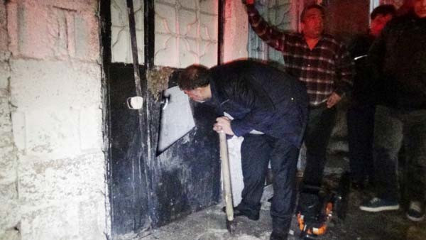 Sinir krizi geçiren kız evini yaktı ! - Resim: 2
