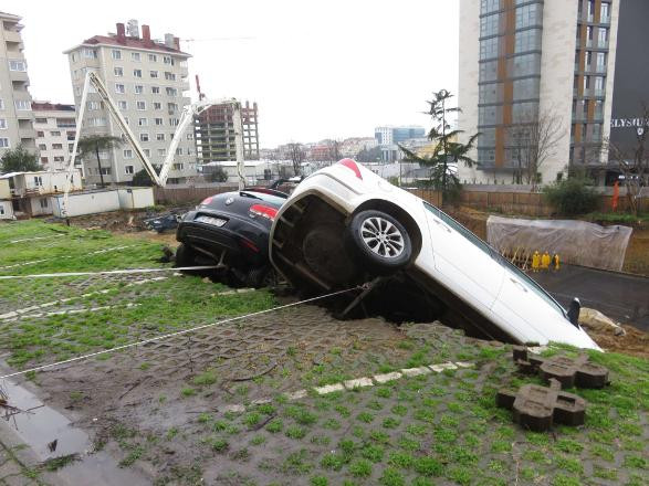 Kadıköy'de toprak kayması ! Otomobileri ağaca bağladılar