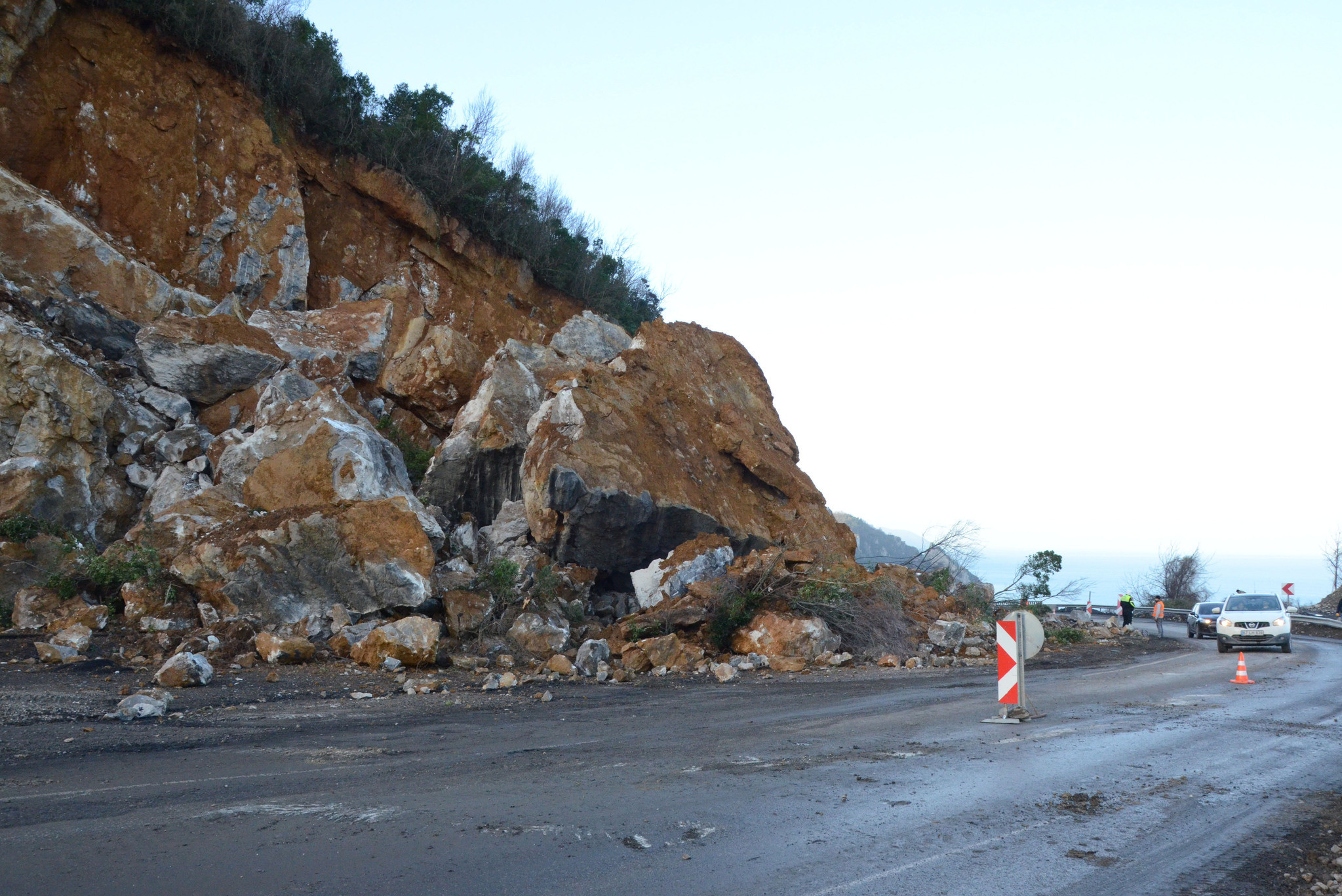Zonguldak-İstanbul yolunda heyelan !