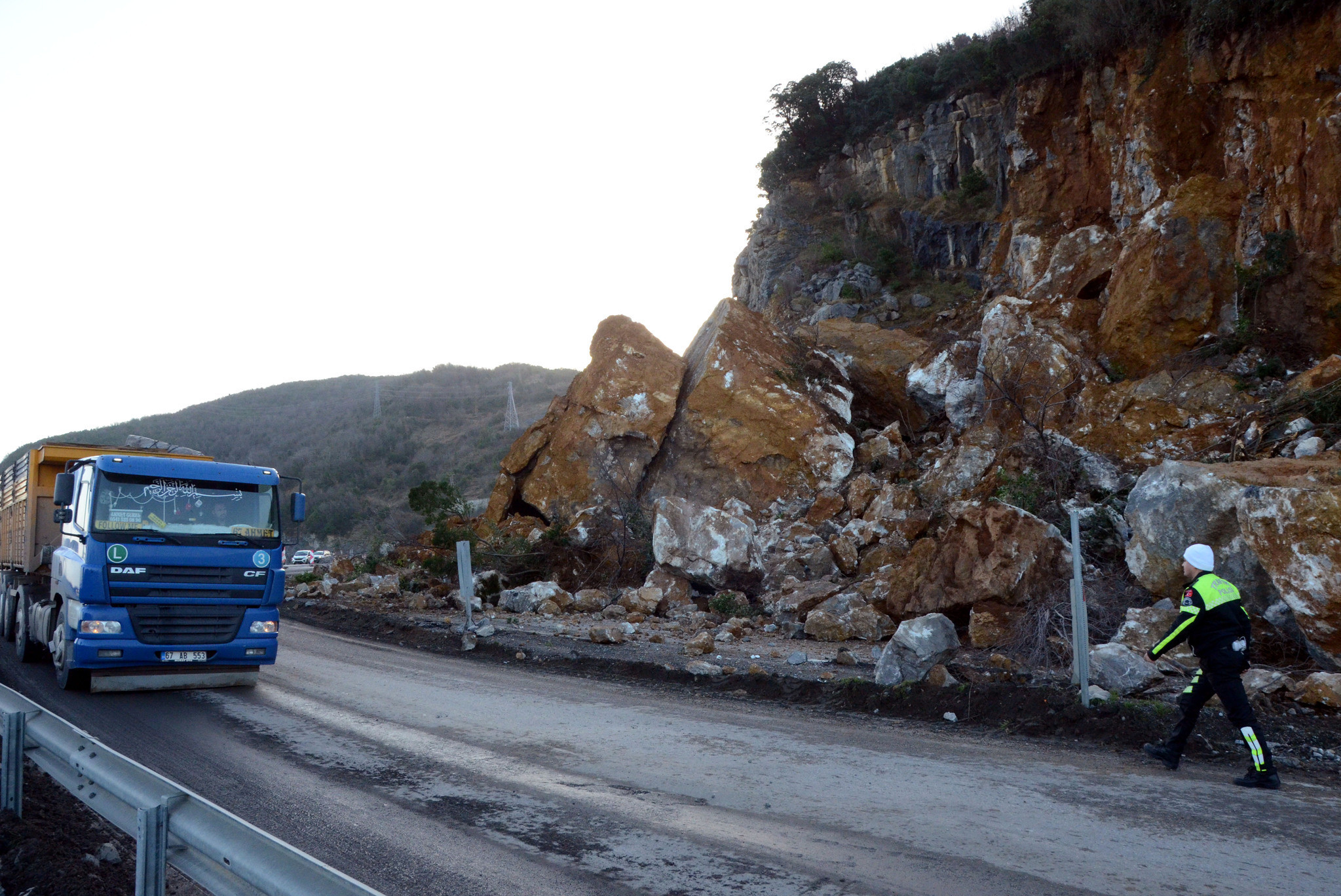 Zonguldak-İstanbul yolunda heyelan !