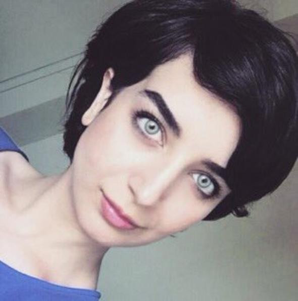 Tuba Büyüküstün'ün ikizi sosyal medyayı salladı