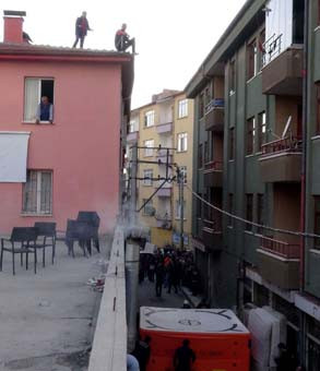 Polisten kaçan hırsız çatıya çıktı !