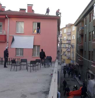 Polisten kaçan hırsız çatıya çıktı !