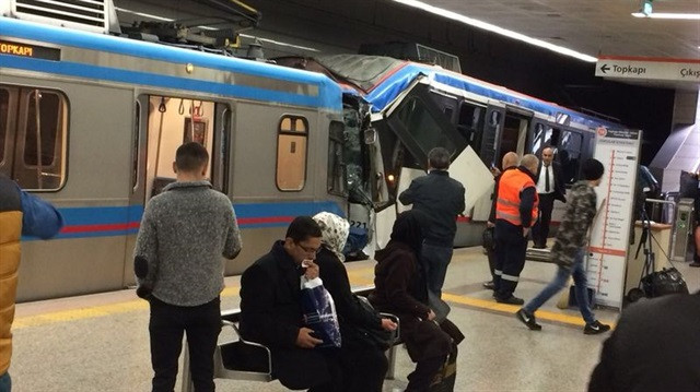 İstanbul'da 2 tramvay çarpıştı; yaralılar var, seferler iptal !