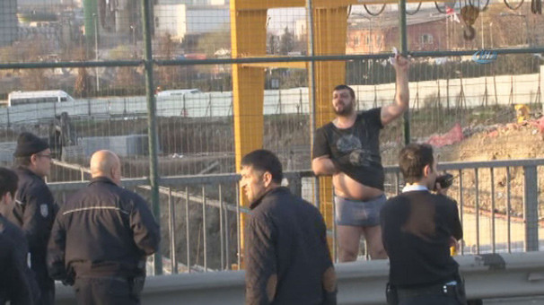 İstanbul'da trafiği kilitleyen intihar girişimi