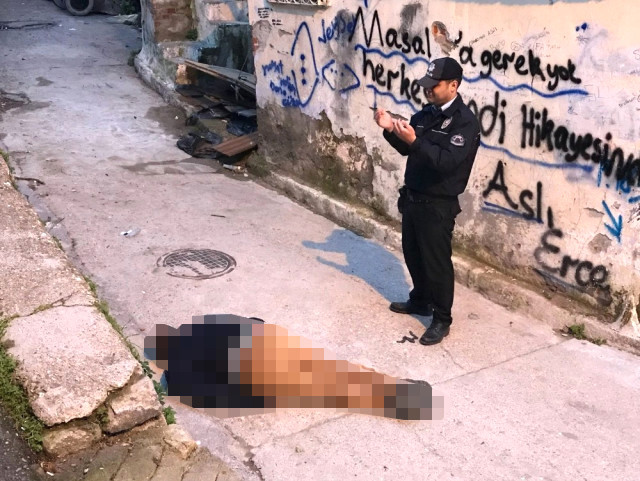 Sokak ortasında cansız beden bulan polis, ellerini açıp dua etti