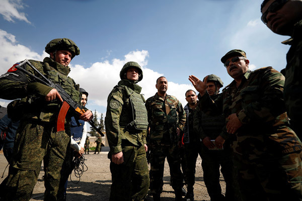 Rus askerleri Esad posteri önünde poz verdi - Resim: 1