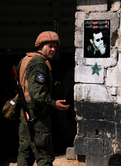 Rus askerleri Esad posteri önünde poz verdi - Resim: 4