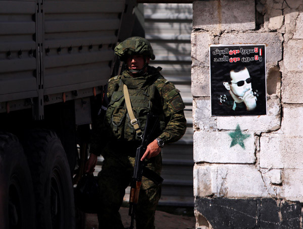 Rus askerleri Esad posteri önünde poz verdi