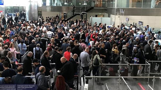 Atatürk Havalimanı’nda kriz ! Kuyruk bitmek bilmedi