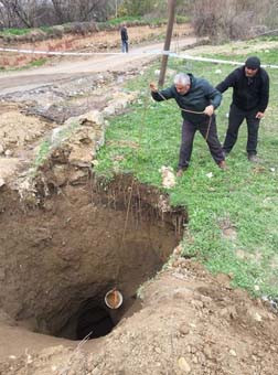 Korkutan çukur... ''Ne atarsak yutuyor''