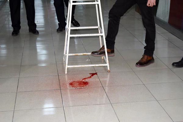 Tavandaki kırmızı renkli sıvı polisi alarma geçirdi