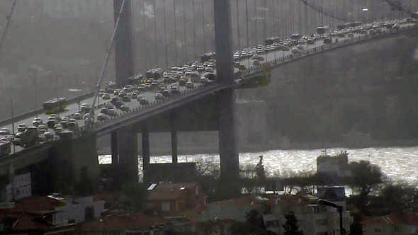 İstanbul'da köprü trafiğini kilitleyen kaza