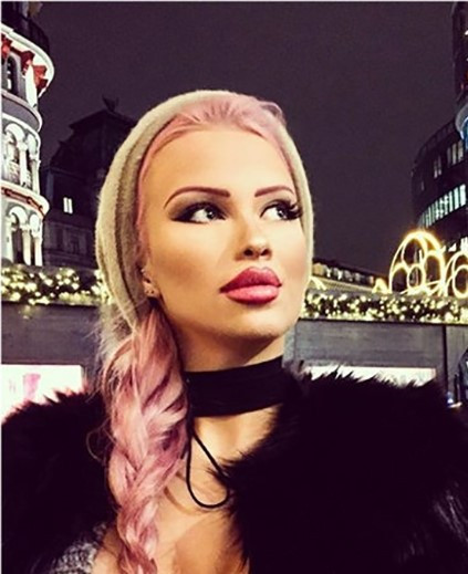 Onun tek derdi Barbie bebek gibi olmak
