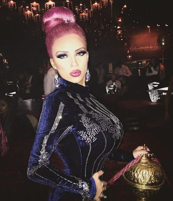 Onun tek derdi Barbie bebek gibi olmak