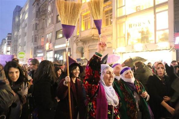 İstiklal'de büyük yürüyüş... Kadınlar tek yürek