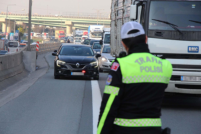 İstanbul trafiğinde kırmızı alarm ! Polis tek tek durdurdu