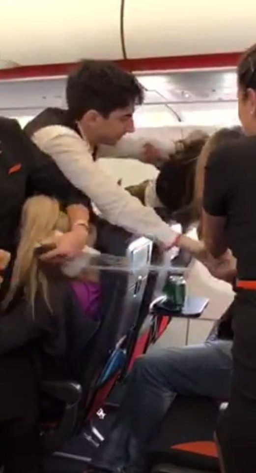 Yolcu uçağında ''kucak dansçısı kız'' kavgası ! Uçağı birbirine kattılar...