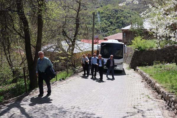 ''O köy'' turist akınına uğruyor