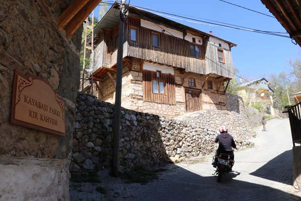 ''O köy'' turist akınına uğruyor