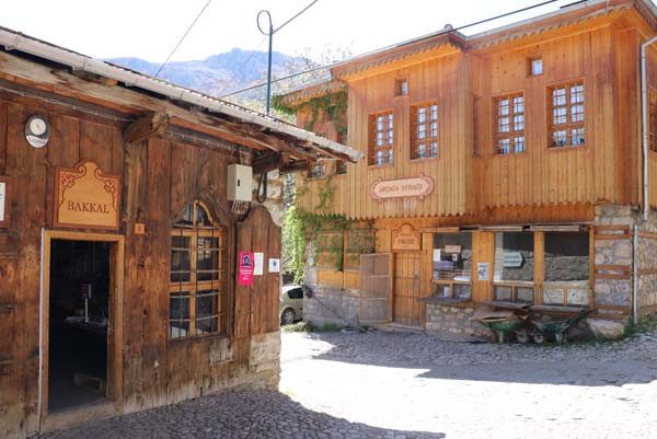 ''O köy'' turist akınına uğruyor