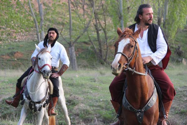 Atlarını ziyaret için at üzerinden 100 kilometre yol yaptılar