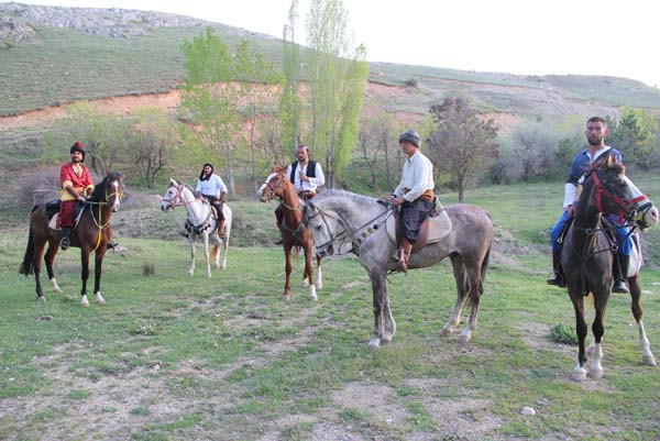 Atlarını ziyaret için at üzerinden 100 kilometre yol yaptılar