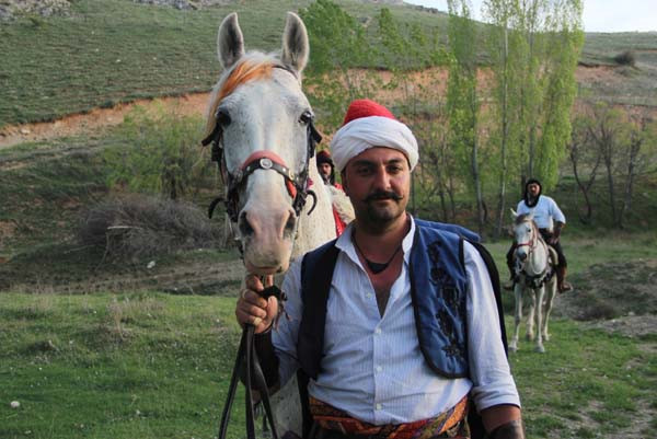Atlarını ziyaret için at üzerinden 100 kilometre yol yaptılar
