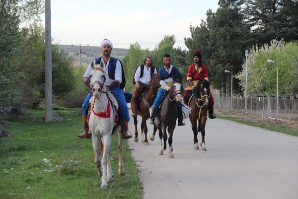 Atlarını ziyaret için at üzerinden 100 kilometre yol yaptılar
