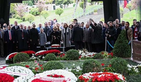 Turgut Özal mezarı başında anıldı