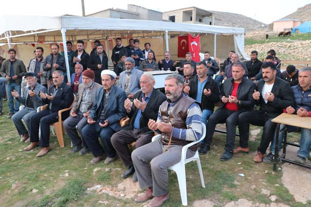 Türk Bayrağını kapan sokağa fırladı