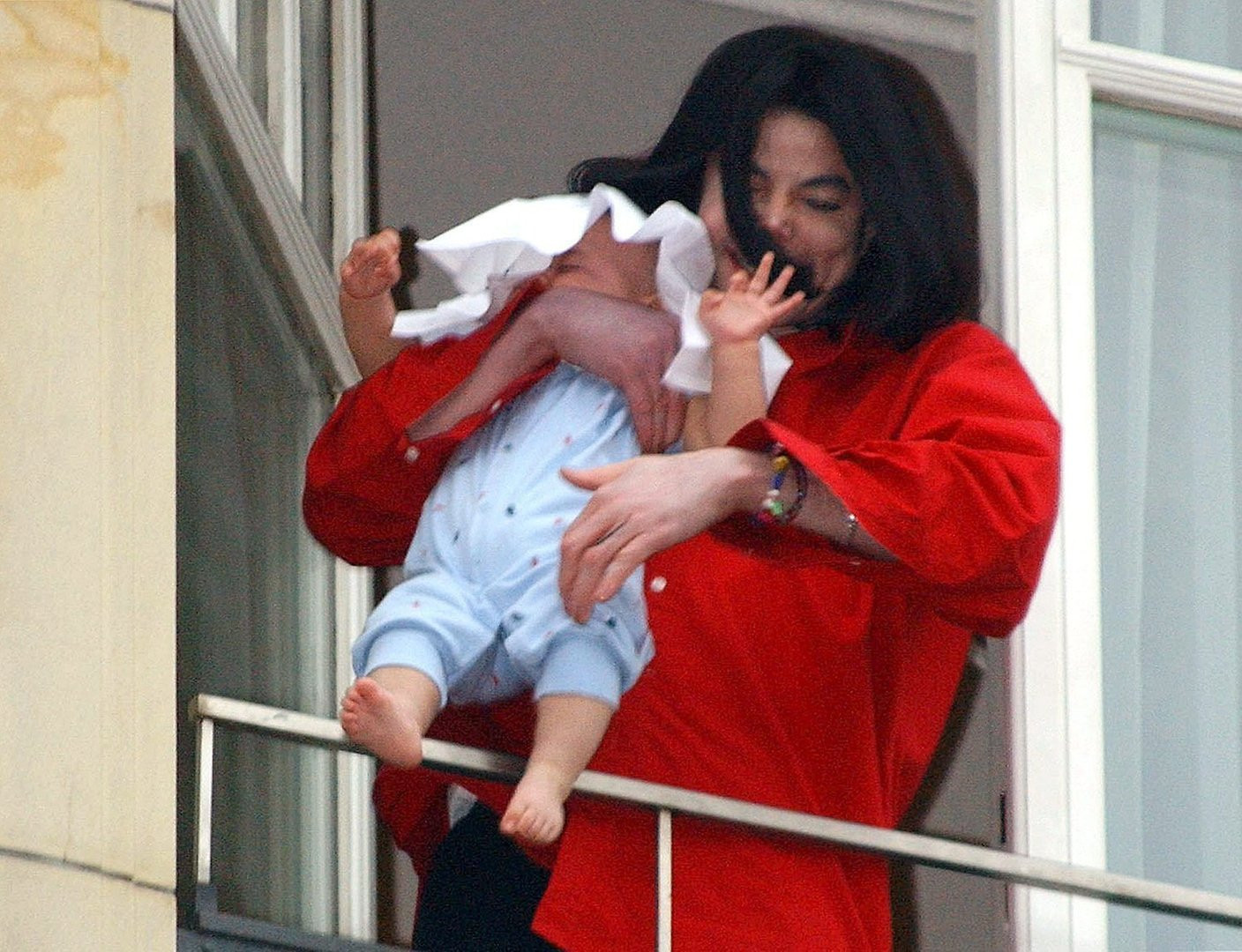 Майкла Джексона скрывал лица своих детей
