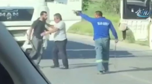 TIR şoförlerinin tırpanlı kavgası kamerada