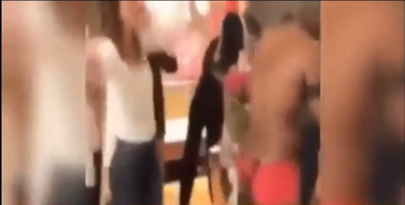 Güzel oyuncunun yarı çıplak siyahi dansçıyla çılgın gecesi