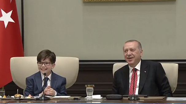 Erdoğan'ın koltuğunda verdiği yanıt kahkahalara neden oldu