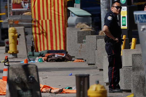 Toronto'da minibüs yayaların arasına daldı: 10 ölü, 15 yaralı - Resim: 2
