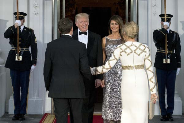 Trump çifti arasında el tutuşma krizi