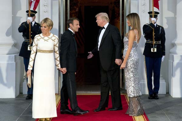 Trump çifti arasında el tutuşma krizi