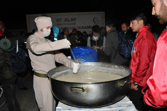Binlerce kişi sabah namazı kılıp yürüyüşe geçti