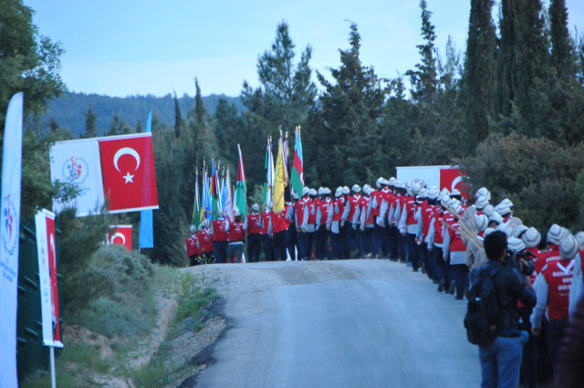 Binlerce kişi sabah namazı kılıp yürüyüşe geçti