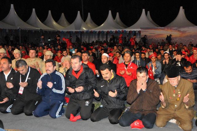 Binlerce kişi sabah namazı kılıp yürüyüşe geçti