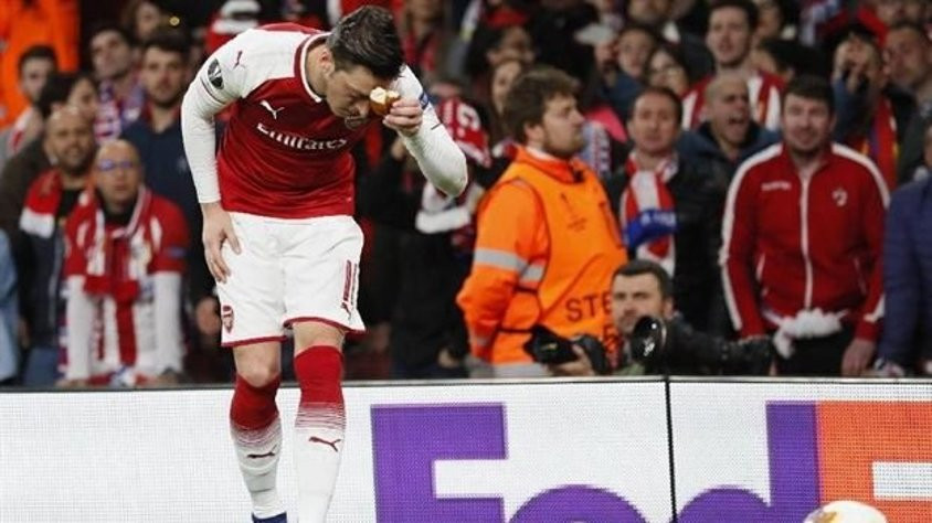 Mesut Özil atılan ekmeği öpüp başına koydu