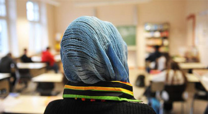 Okullarda türban yasağı tartışması